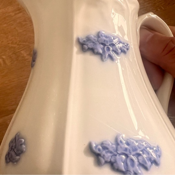 Antique 1789 Adderley Fine Bone China Blue Chelsea‎ Creamer Embossed Blue Flower - Picture 8 of 9